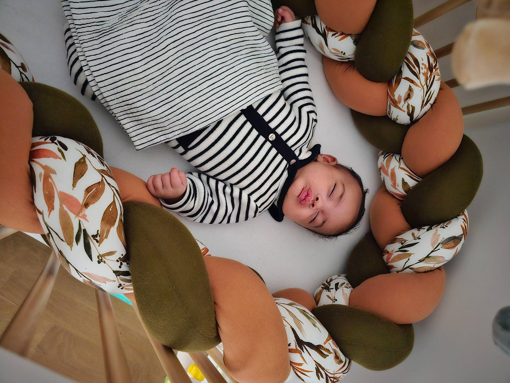 Andréa participe au concours pour gagner de l'argent avec cette photo : arm, baby, baby_toddler_clothing, child, comfort, elbow, finger, hairstyle, happy, human_leg, joint, knee, leg, mammal, mouth, person, product, sitting, thigh, toddler