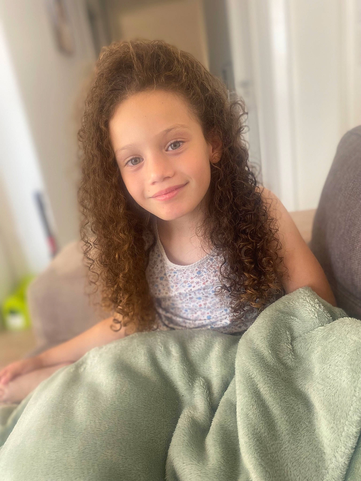 Ines participe au concours pour gagner de l'argent avec cette photo : black_hair, blond, chin, comfort, eyebrow, eyelash, flash_photography, forehead, happy, human_leg, jaw, joint, joy, lip, long_hair, mammal, neck, person, shoulder, skin