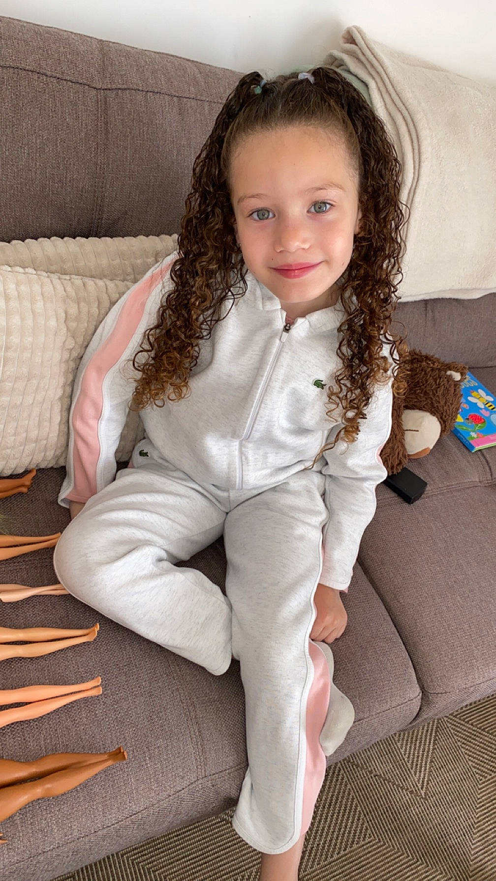 Ines participe au concours pour gagner de l'argent avec cette photo : blond, brown_hair, comfort, couch, fashion_design, flash_photography, flooring, formal_wear, hair, human_leg, joy, knee, lip, long_hair, person, sitting, skin, sleeve, smile, thigh