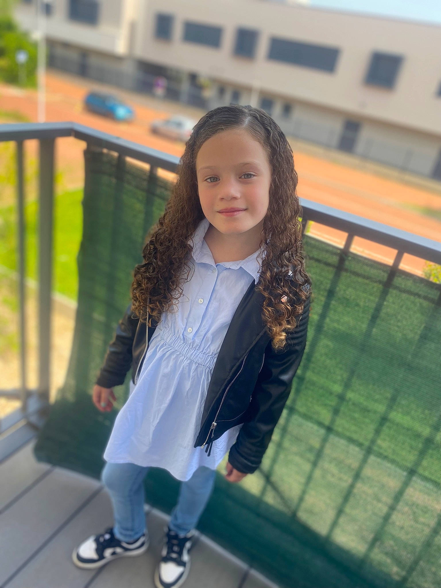 Ines a rejoint le concours — aidez-le/la à gagner de superbes lots ! boot, child, denim, electric_blue, fence, fun, grass, happy, jacket, joy, leisure, pattern, person, portrait_photography, recreation, sitting, sleeve, t_shirt, toddler, uniform