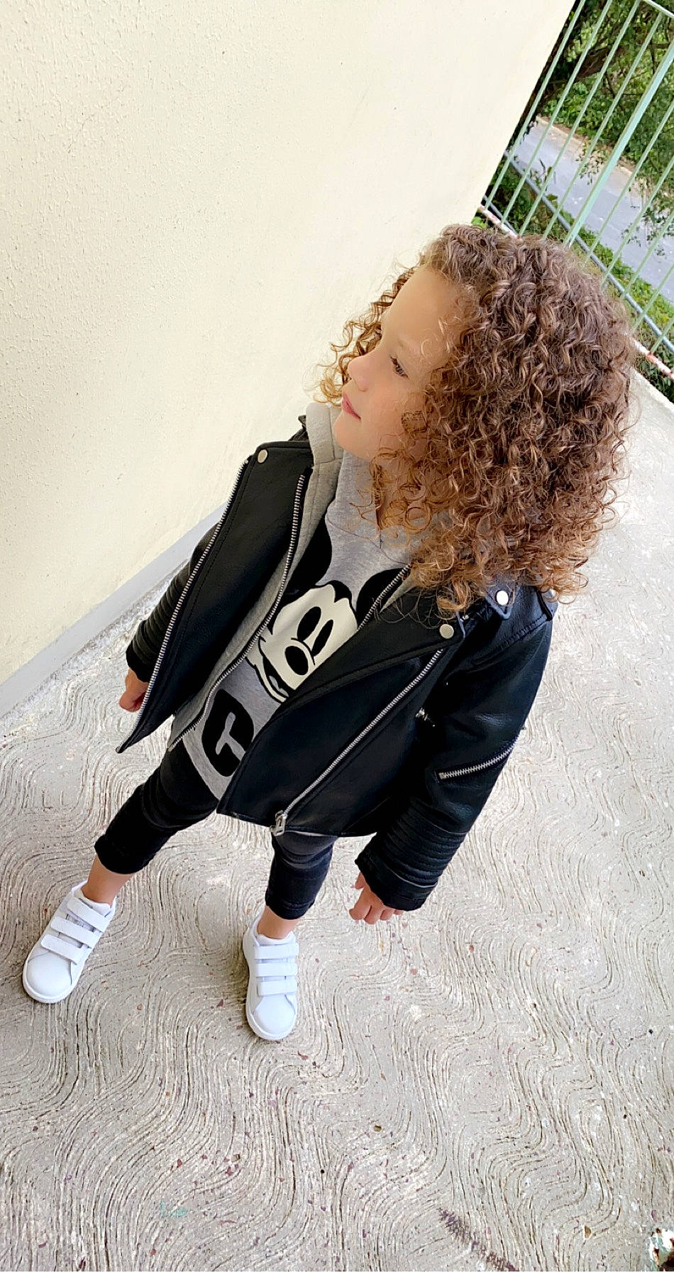 Ines participe au concours pour gagner de l'argent avec cette photo : active_pants, denim, eyewear, fashion_design, fun, fur, happy, human_leg, knee, leggings, performing_arts, person, shoe, sitting, sleeve, sneakers, sportswear, sunglasses, t_shirt, thigh