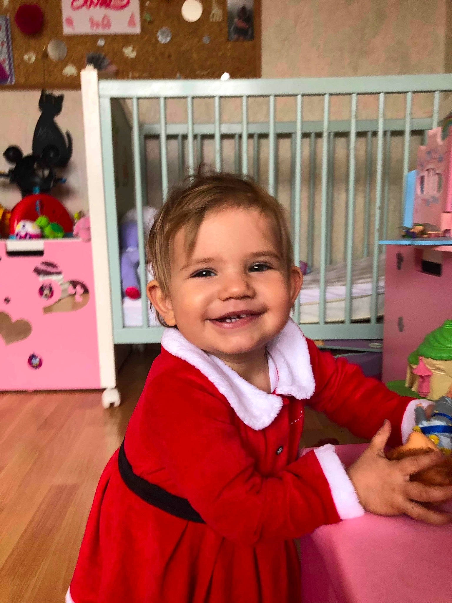 Elise participe au concours pour gagner de l'argent avec cette photo : child, day, fun, infant, joy, person, play, product, red, smile, toddler