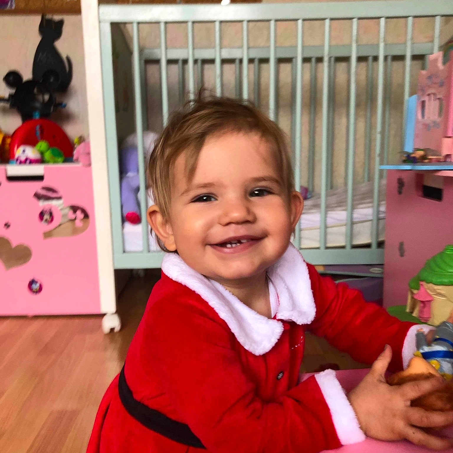 Elise participe au concours pour gagner de l'argent avec cette photo : child, day, fun, infant, joy, person, play, product, red, smile, toddler
