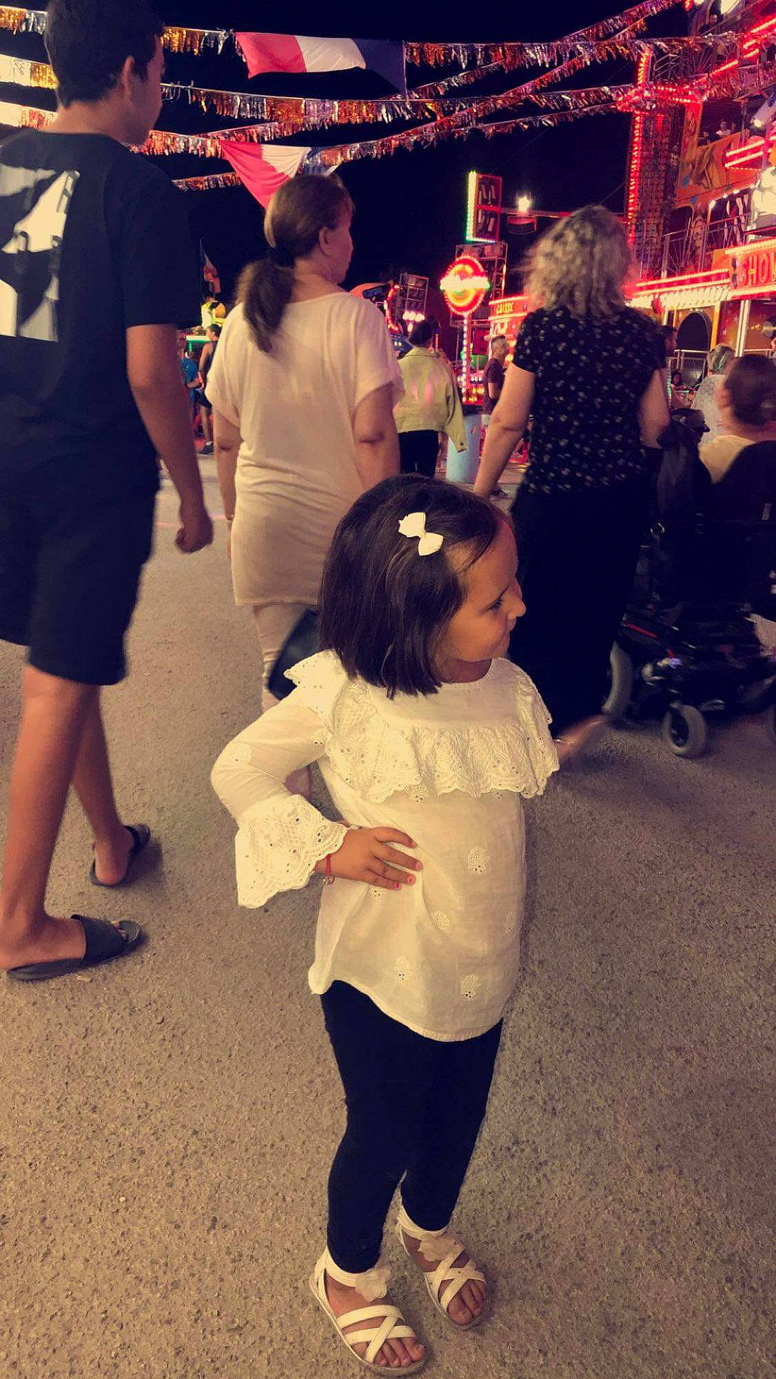 Lana participe au concours pour gagner de l'argent avec cette photo : child, cool, event, eyewear, fun, gesture, hair, happy, head, interaction, leg, leisure, person, public_space, recreation, shoe, snapshot, street_fashion, t_shirt, trousers