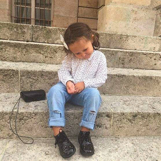 Lana participe au concours pour gagner de l'argent avec cette photo : brick, brickwork, denim, flooring, foot, hairstyle, human_leg, jeans, knee, outerwear, person, road_surface, shoe, sleeve, sneakers, standing, street_fashion, thigh, trousers, waist