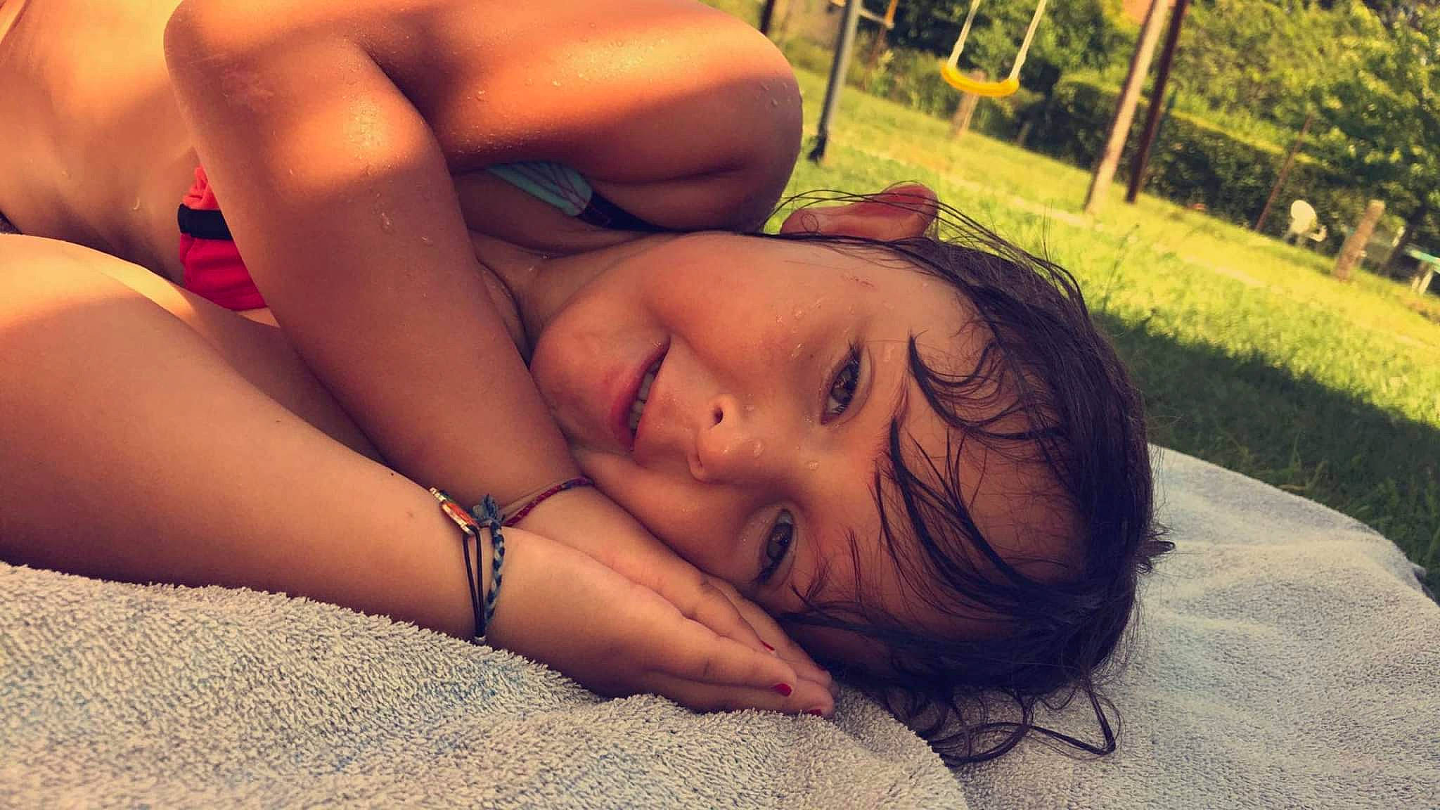 Lana participe au concours pour gagner de l'argent avec cette photo : arm, comfort, eye, eyelash, flash_photography, glasses, hair, hairstyle, happy, human_body, lip, mouth, neck, people_in_nature, person, plant, shoulder, skin, smile, tree