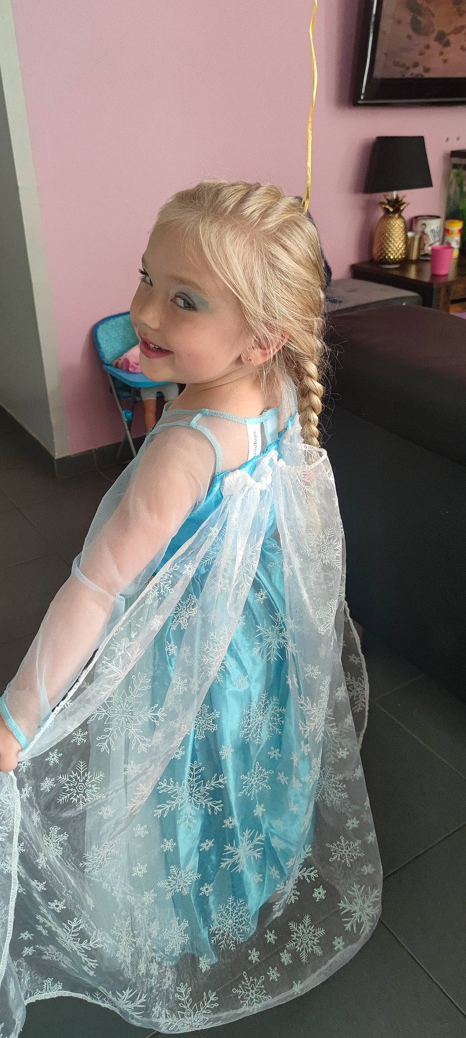 Thessa a rejoint le concours — aidez-le/la à gagner de superbes lots ! beauty, day_dress, dress, electric_blue, event, eye, face, fashion_design, formal_wear, gown, hair, happy, iris, joy, long_hair, person, pink, skin, smile, toddler