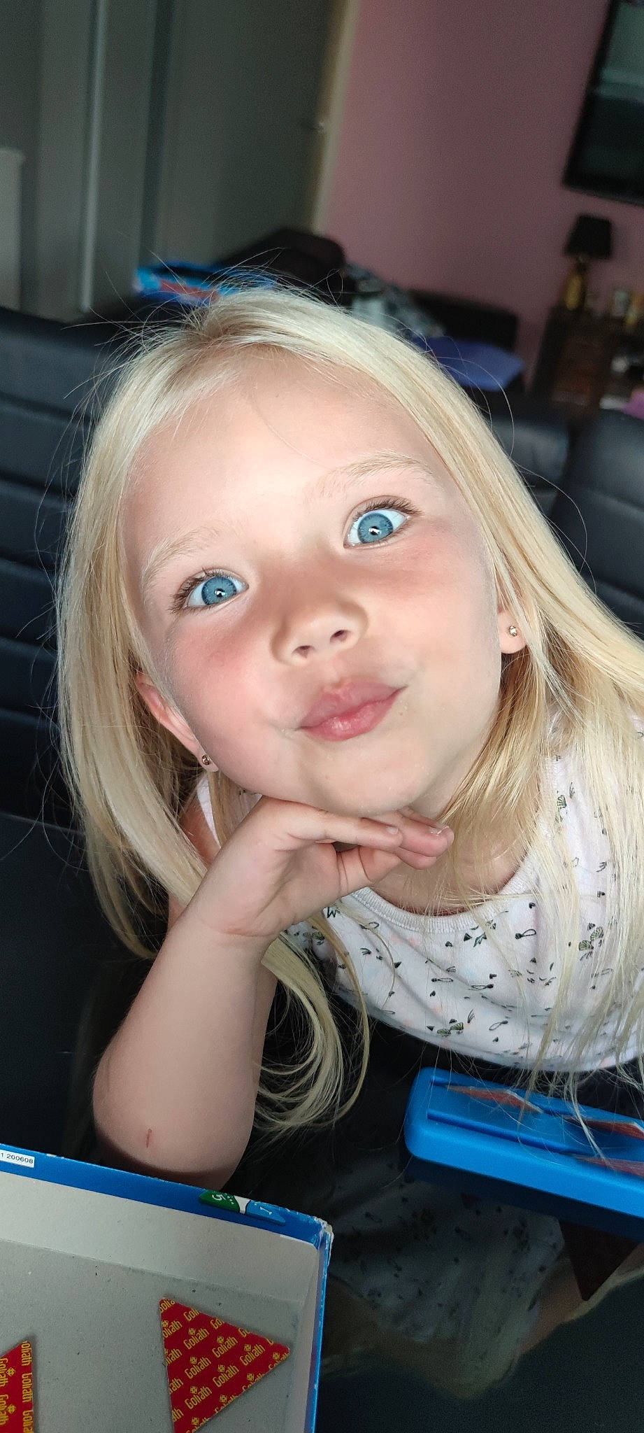 Thessa participe au concours pour gagner de l'argent avec cette photo : blond, blue, cheek, cool, eyebrow, eyelash, face, fun, gesture, happy, head, iris, lip, long_hair, mouth, nose, person, skin, smile, t_shirt