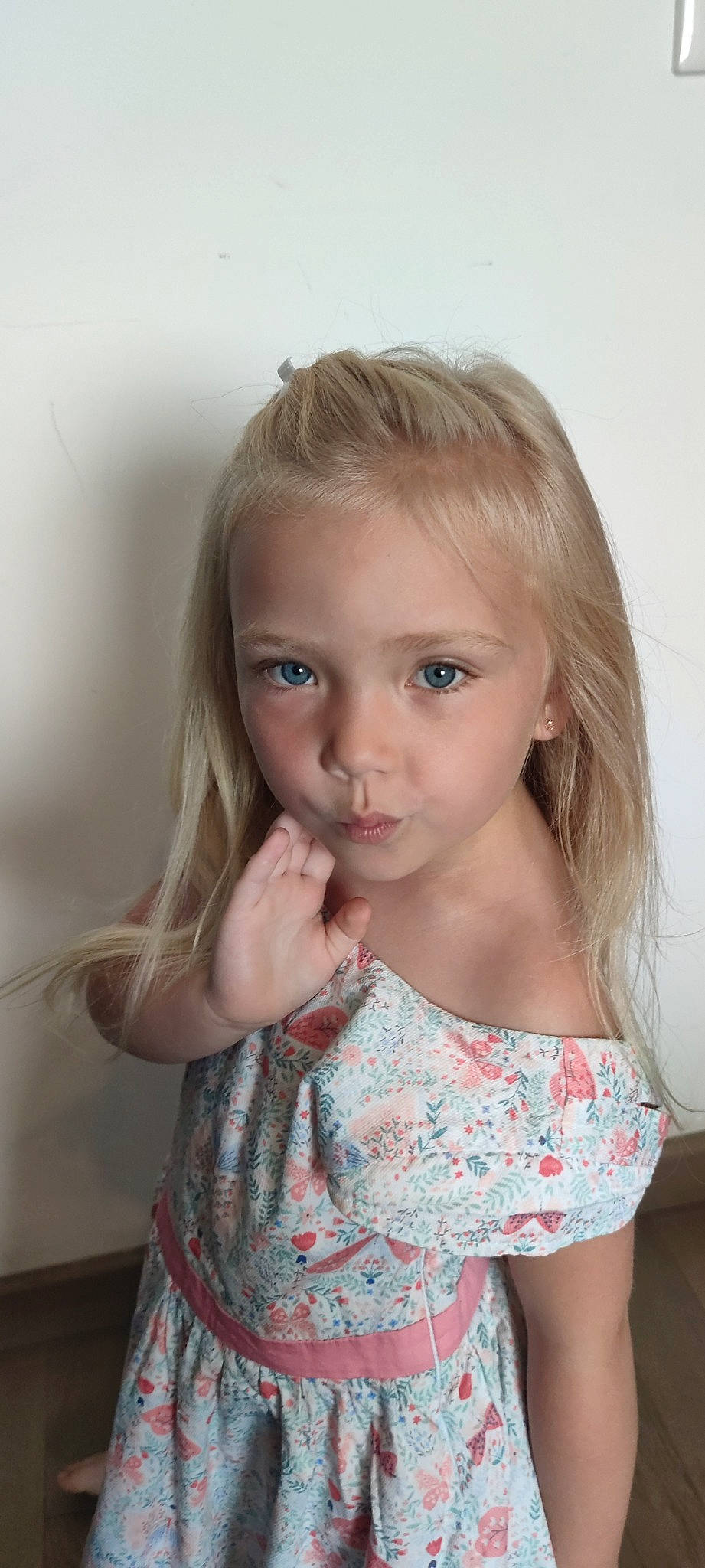 Thessa participe au concours pour gagner de l'argent avec cette photo : baby_toddler_clothing, blond, cheek, child, chin, eyelash, face, gesture, happy, iris, joint, lip, long_hair, mouth, neck, nose, person, shoulder, skin, sleeve