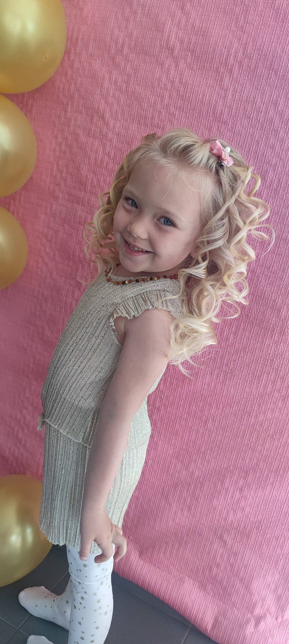 Thessa participe au concours pour gagner de l'argent avec cette photo : baby_toddler_clothing, balloon, cheek, dress, eye, eyelash, flash_photography, hairstyle, happy, head, human_body, iris, joy, lip, person, pink, purple, skin, smile, standing