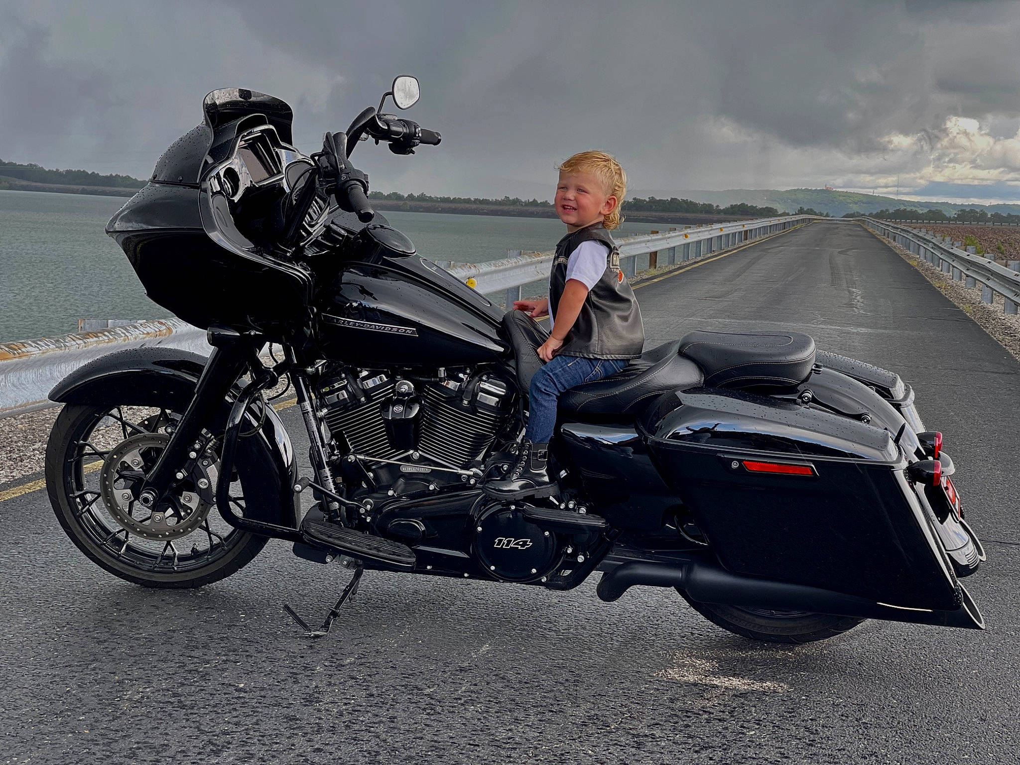 Deklan is registered to the contest to win money with this photo: alloy_wheel, automotive_design, automotive_exterior, automotive_lighting, automotive_tire, cloud, fuel_tank, headlamp, joy, land_vehicle, motor_vehicle, motorcycle, motorcycling, person, rim, rolling, sky, tire, tread, vehicle