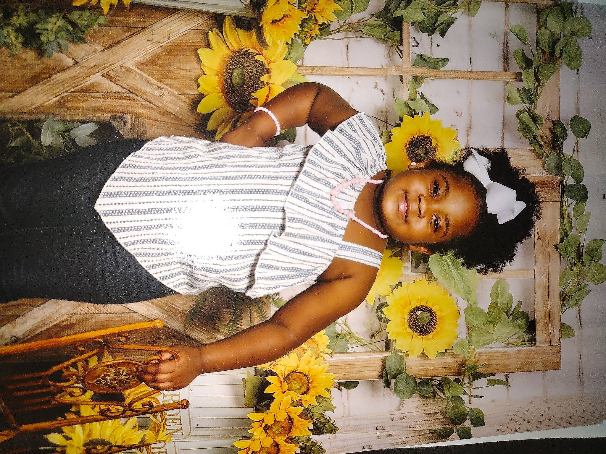 Ava is registered to the contest to win money with this photo: cut_flowers, dress, event, fashion_design, floral_design, floristry, flower, flower_arranging, green, happy, joy, orange, pattern, person, petal, plant, room, smile, sunglasses, thigh