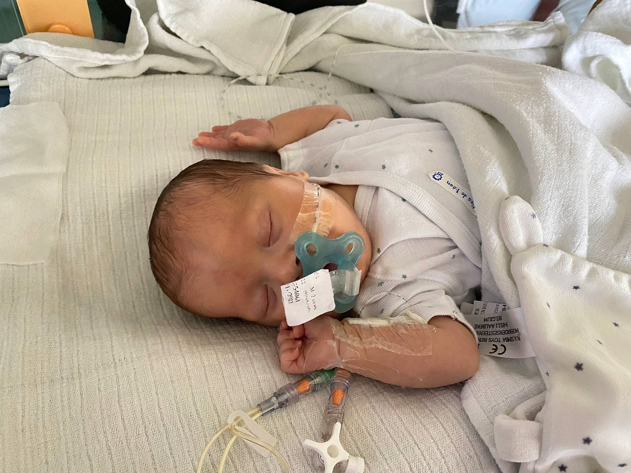 Ilhan a rejoint le concours — aidez-le/la à gagner de superbes lots ! baby, baby_products, baby_sleeping, baby_toddler_clothing, bedding, bedtime, child, comfort, eyelash, hand, health_care, hospital, human_body, linens, nap, person, room, skin, sleep, textile