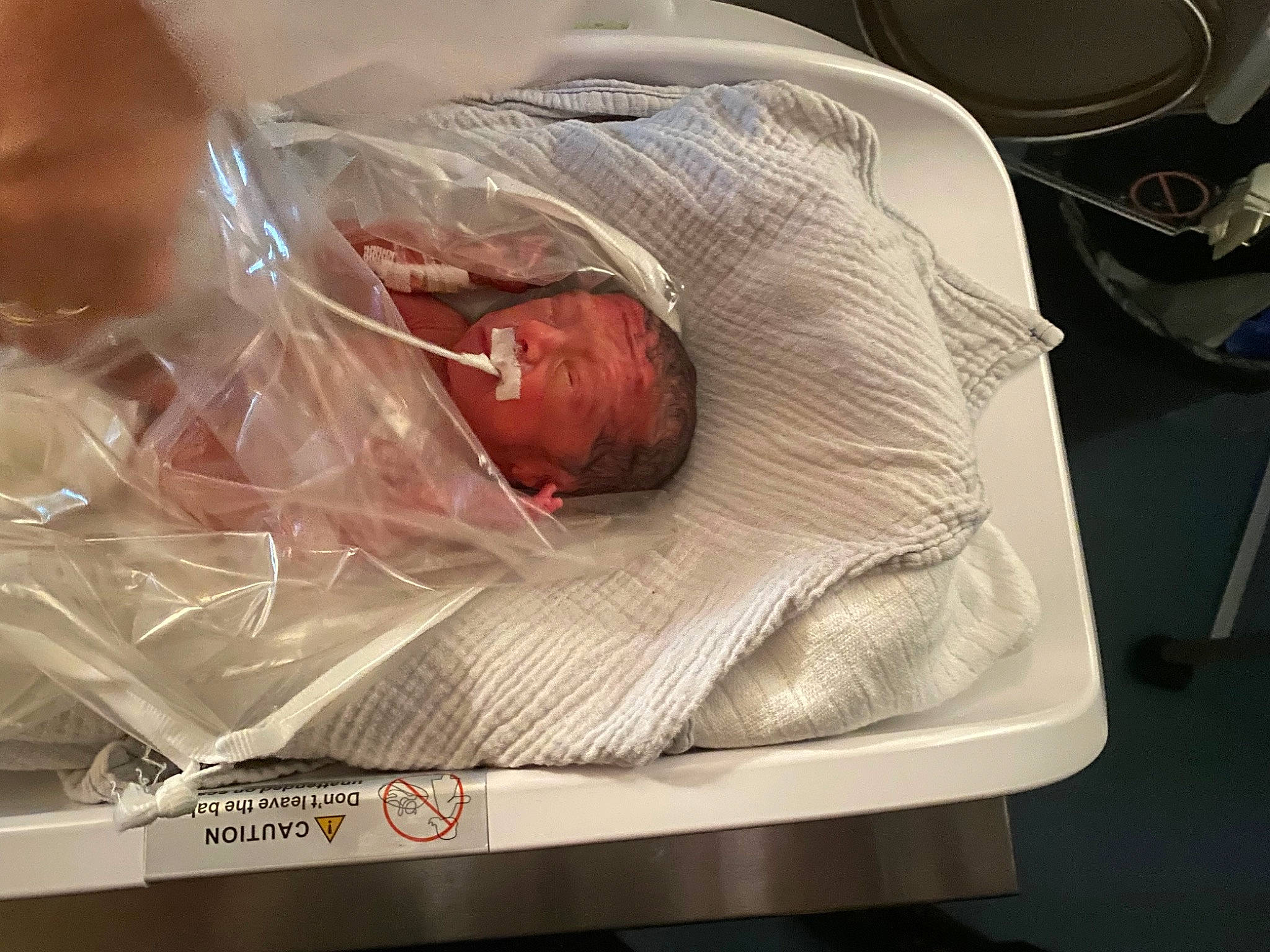 Ilhan a rejoint le concours — aidez-le/la à gagner de superbes lots ! baby, baby_products, child, childbirth, comfort, comfort_food, event, flesh, kitchen_utensil, linens, medical, person, plastic_bag, plastic_wrap, plate, room, service, spoon