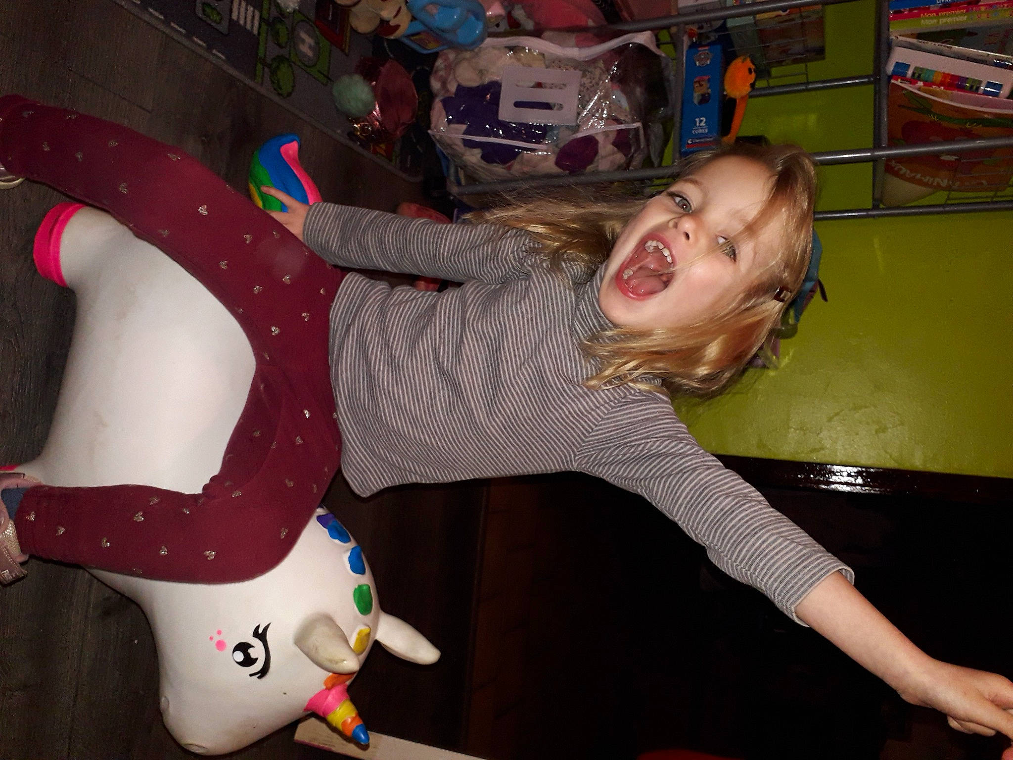 Clara a rejoint le concours — aidez-le/la à gagner de superbes lots ! carmine, child, comfort, event, fun, happy, holiday, human_leg, knee, lap, leisure, mouth, pattern, person, play, room, sitting, smile, t_shirt, thigh