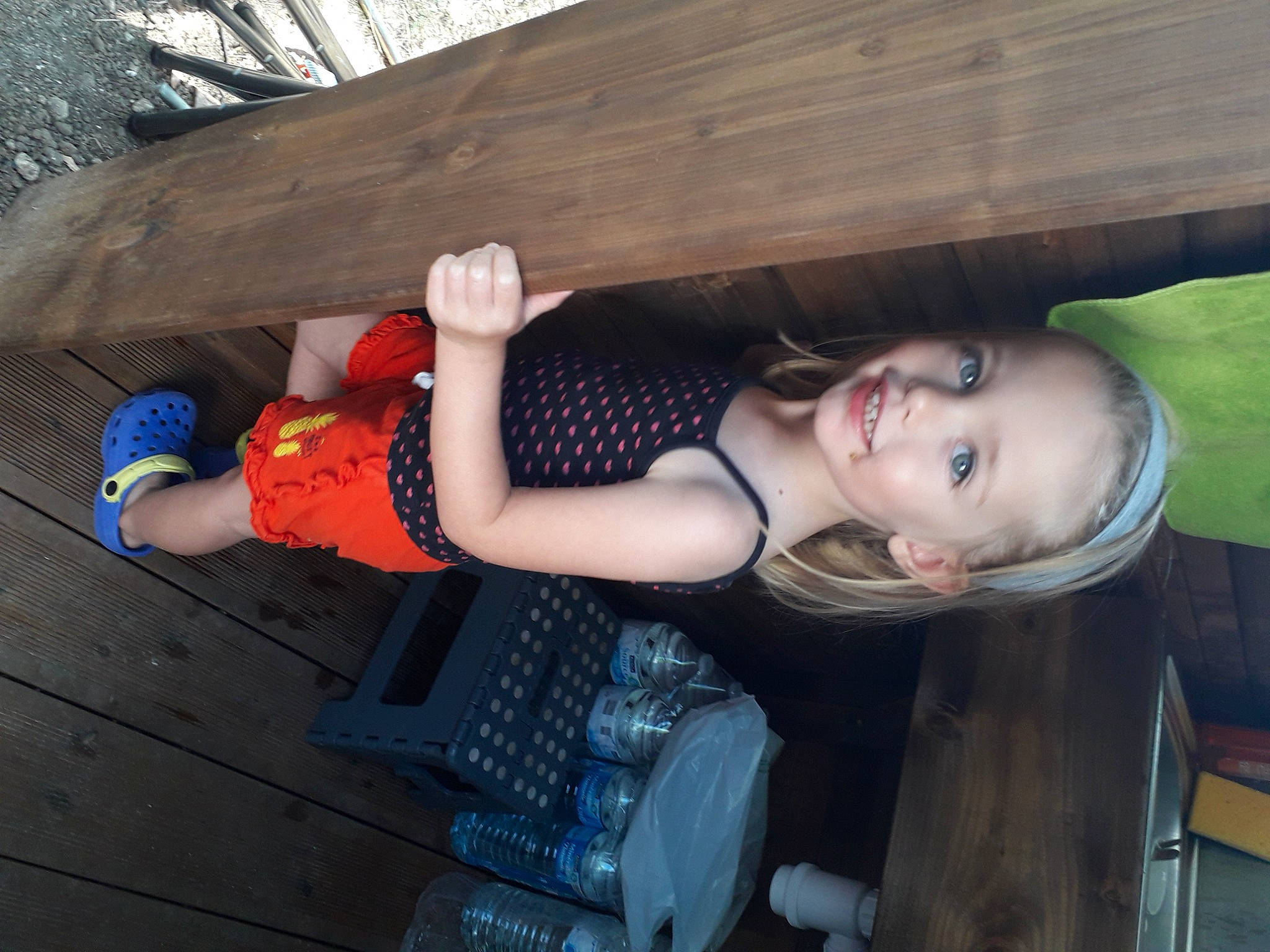 Clara participe au concours pour gagner de l'argent avec cette photo : child, electric_blue, fun, happy, human_leg, joy, leisure, pattern, person, plant, sandal, smile, summer, thigh, toddler, tree, trunk, vacation, wood, wrist