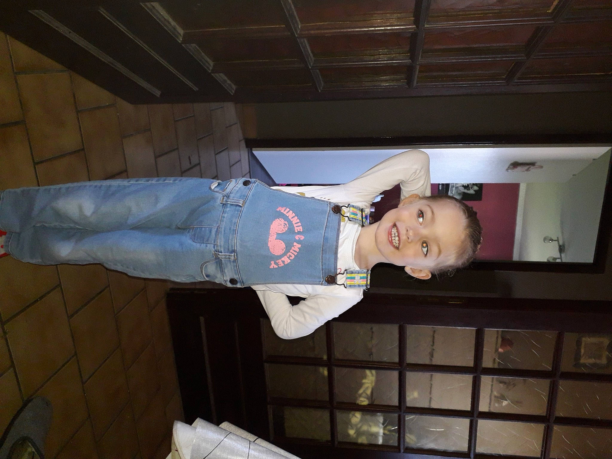 Clara participe au concours pour gagner de l'argent avec cette photo : baby, carmine, child, elbow, joy, person, room, sleeve, toddler