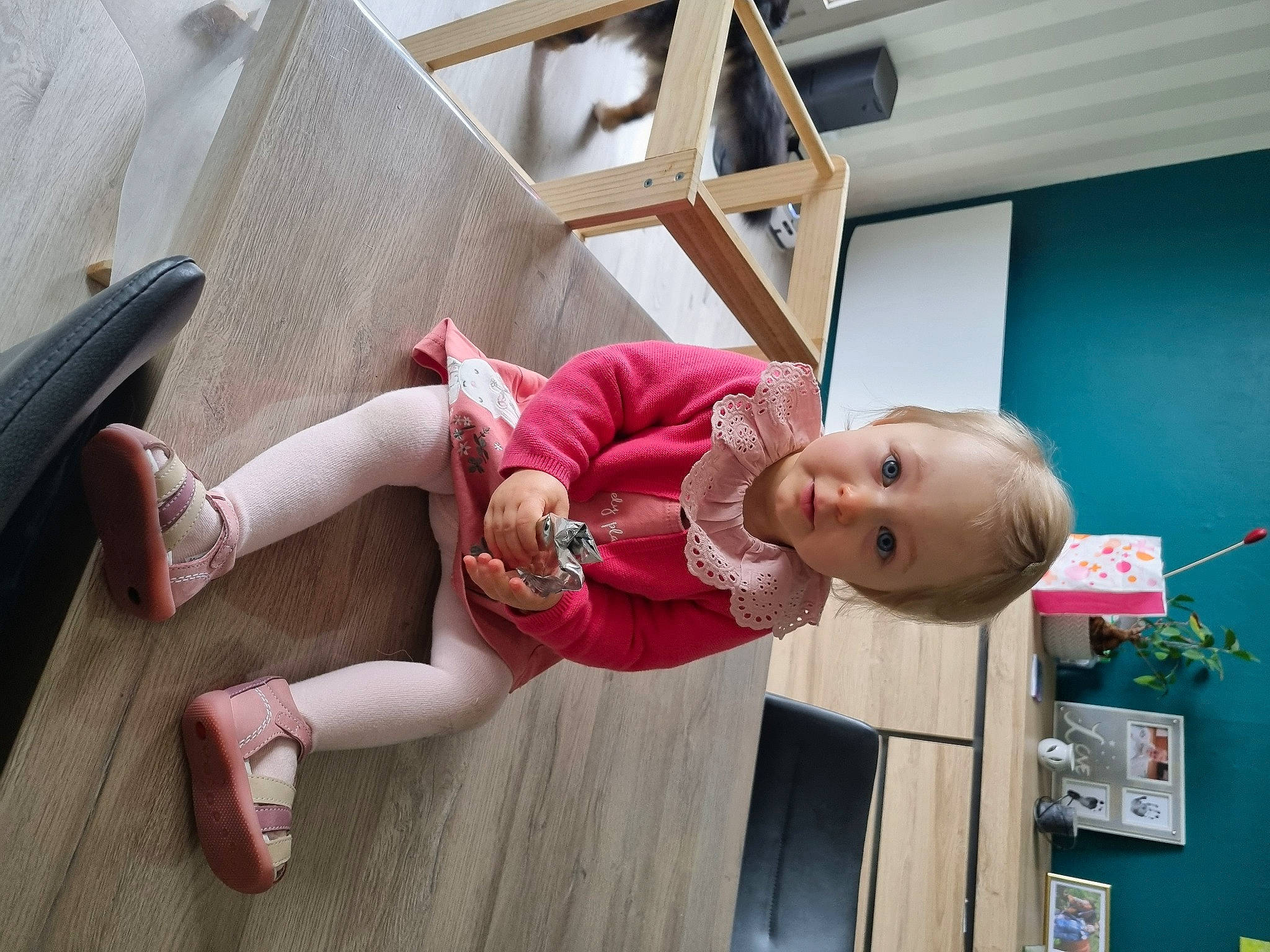 Chloe a rejoint le concours — aidez-le/la à gagner de superbes lots ! baby, chair, child, comfort, flooring, foot, fun, happy, hardwood, human_leg, knee, leisure, person, room, sandal, sitting, sock, thigh, toddler, vacation