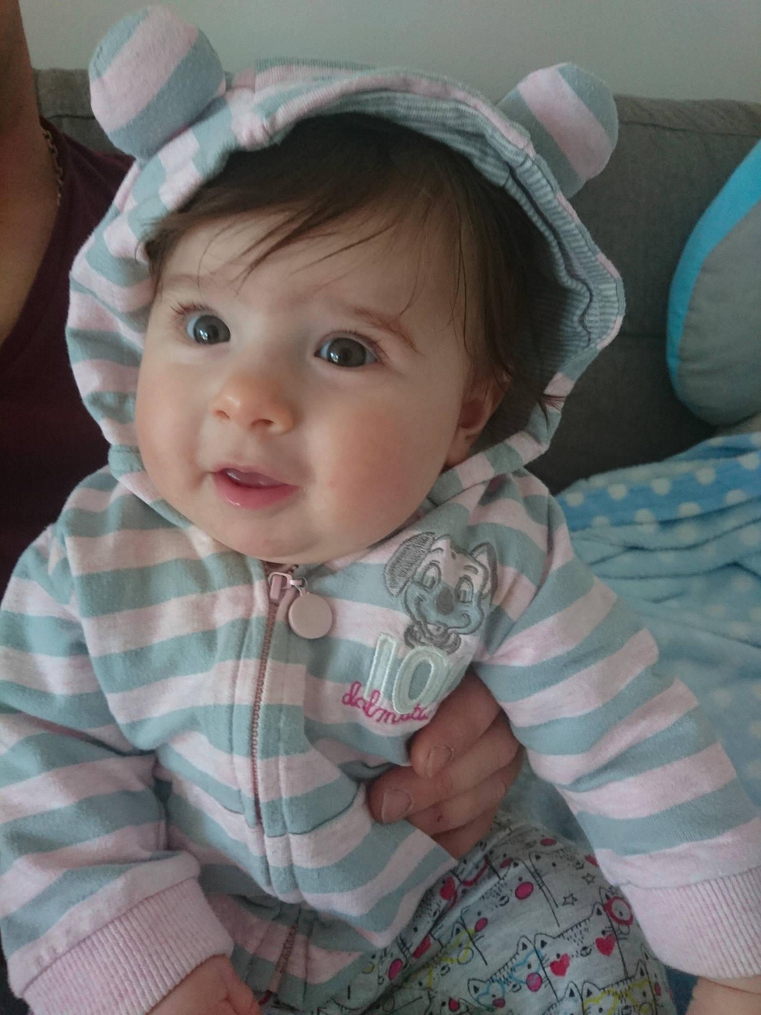 Gabriela a rejoint le concours — aidez-le/la à gagner de superbes lots ! baby, cheek, child, ear, eye, face, head, headgear, person, skin, smile, toddler