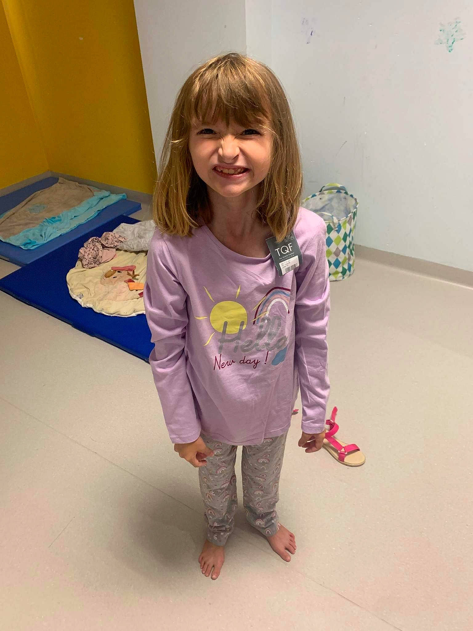 Inaya participe au concours pour gagner de l'argent avec cette photo : baby_toddler_clothing, child, floor, flooring, fun, happy, human_leg, joint, joy, knee, magenta, pattern, person, play, purple, room, sitting, sleeve, smile, t_shirt