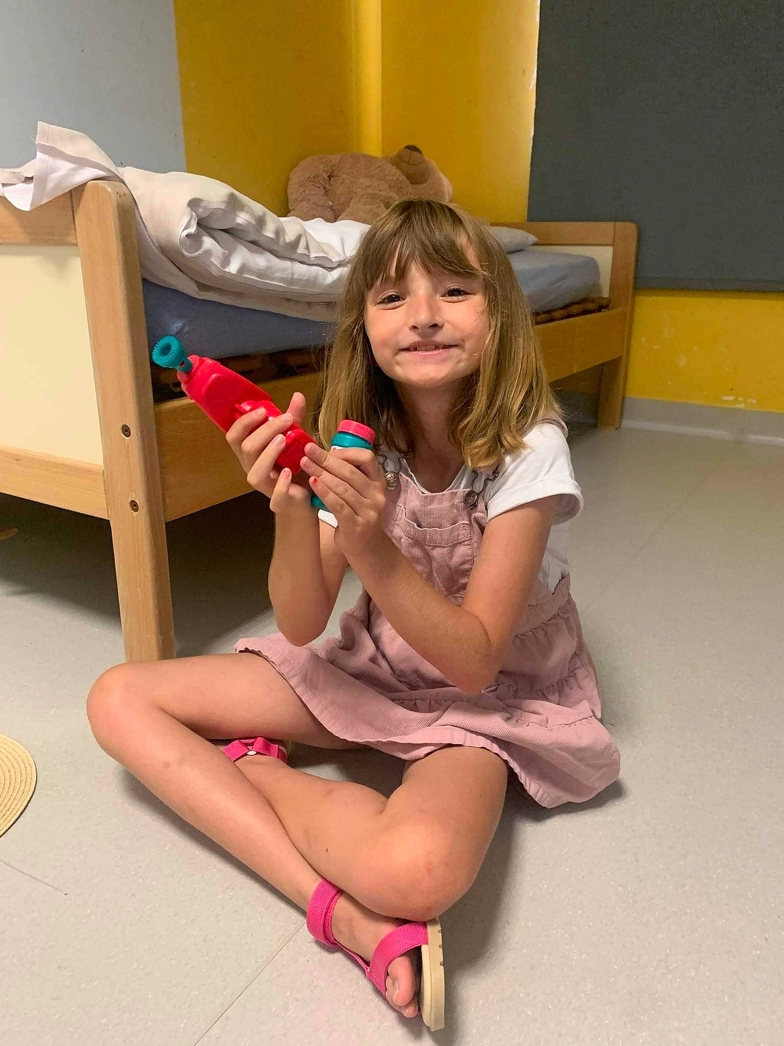 Inaya participe au concours pour gagner de l'argent avec cette photo : chair, child, comfort, finger, floor, flooring, foot, fun, human_body, human_leg, joint, joy, knee, lap, leg, person, shoe, shoulder, smile, sock