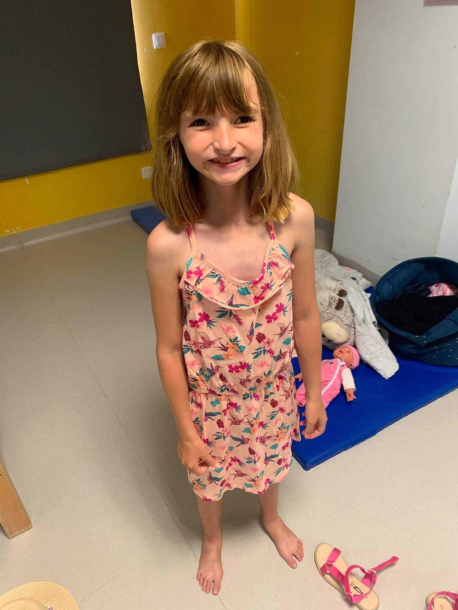 Inaya participe au concours pour gagner de l'argent avec cette photo : bag, dress, event, fashion_design, flooring, fun, hair, happy, human_leg, joint, joy, knee, luggage_and_bags, pattern, person, pink, shoe, shoulder, sleeve, smile