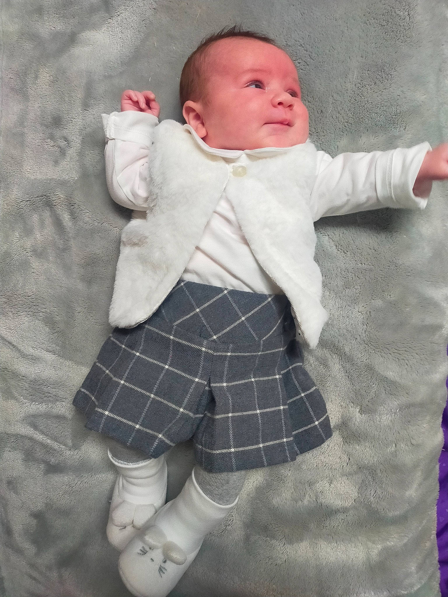 Ambre a rejoint le concours — aidez-le/la à gagner de superbes lots ! baby, baby_toddler_clothing, child, collar, face, gesture, head, human_body, human_leg, knee, leg, outerwear, pattern, person, plaid, sleeve, sock, standing, tartan, textile