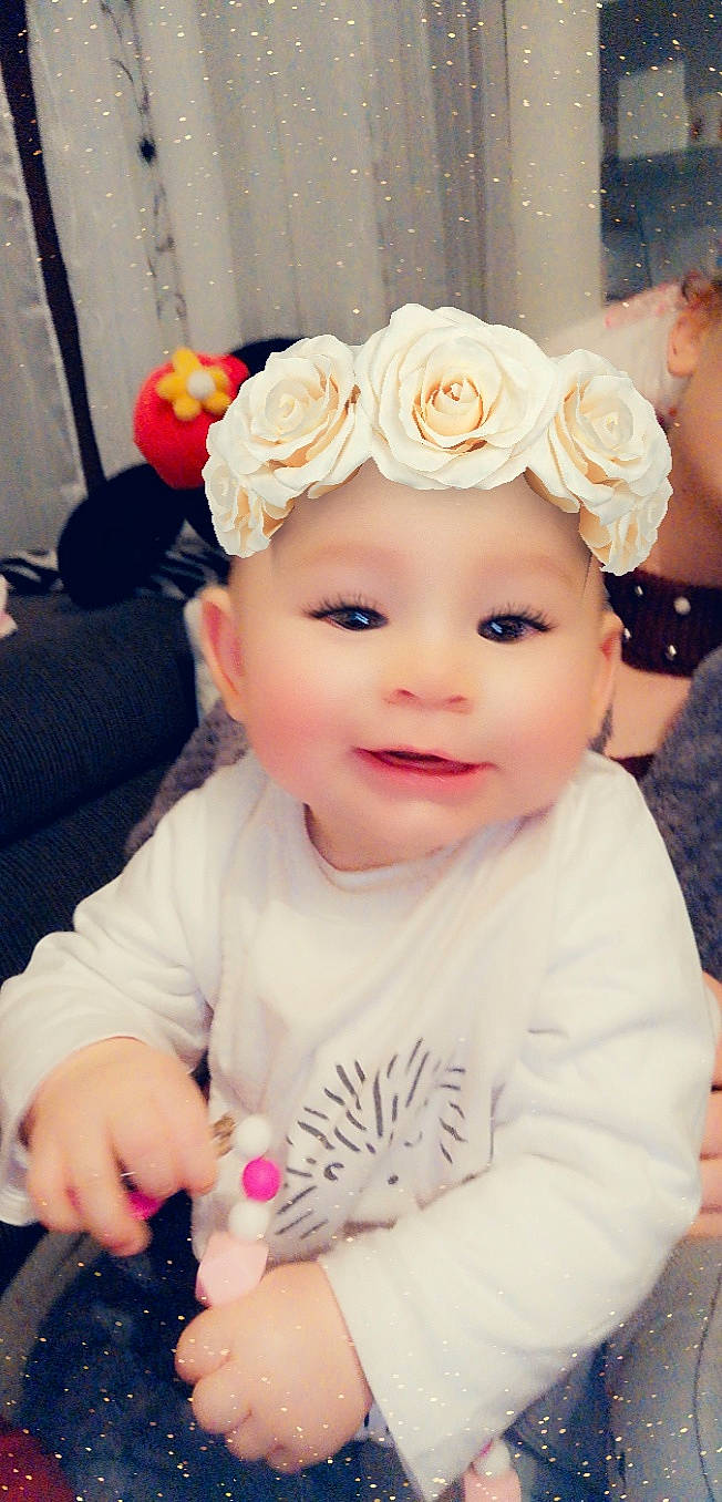 Linaya participe au concours pour gagner de l'argent avec cette photo : baby, baby_toddler_clothing, beauty, cheek, child, child_model, daughter, ear, fashion_accessory, flower, hair_accessory, happy, head, headband, headgear, headpiece, person, pink, skin, smile