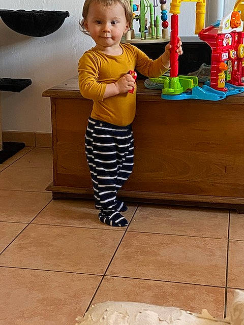 Maël participe au concours pour gagner de l'argent avec cette photo : child, floor, flooring, person, play, standing, toddler