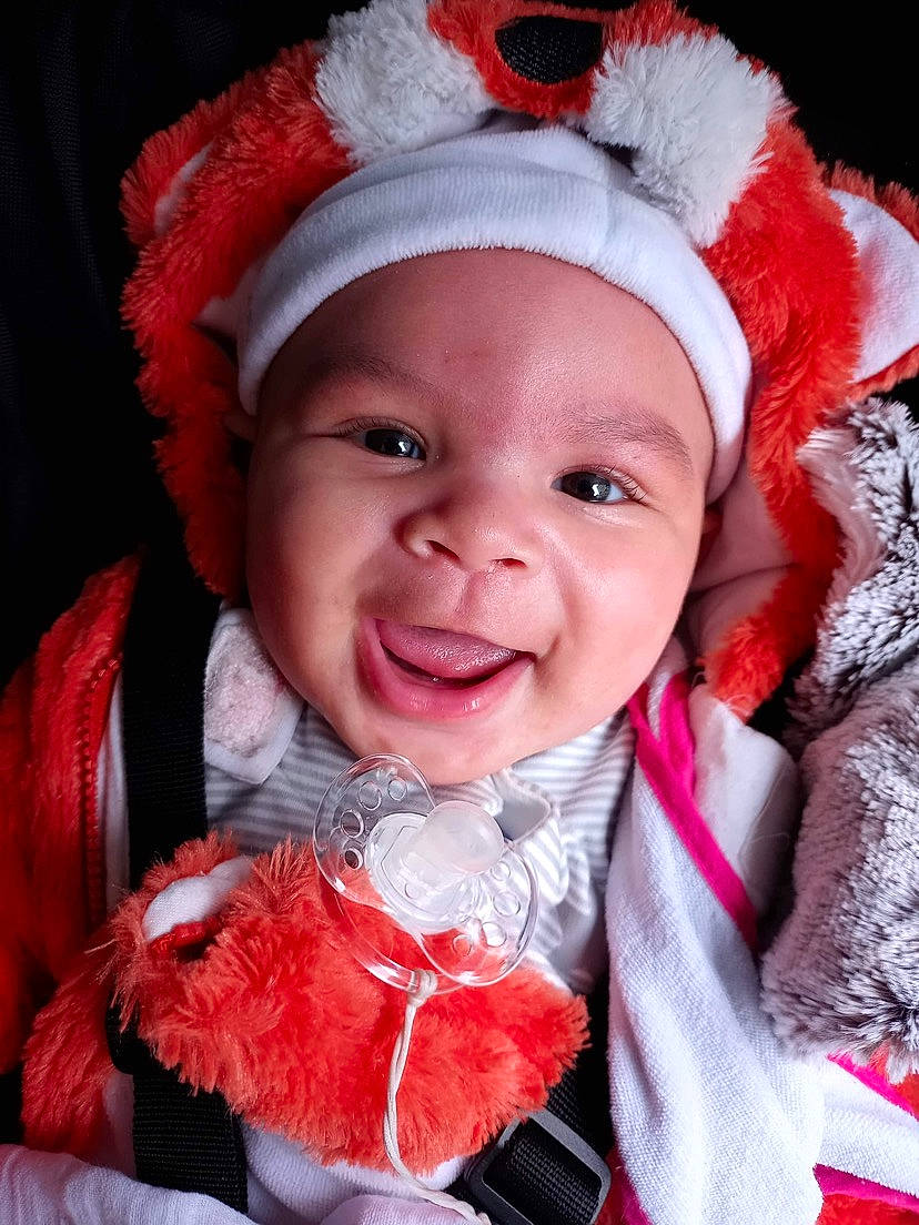 Celian participe au concours pour gagner de l'argent avec cette photo : baby, baby_toddler_clothing, bow_tie, cheek, costume_hat, event, face, fun, happy, head, headwear, iris, joy, lip, mouth, organ, outerwear, person, pink, skin