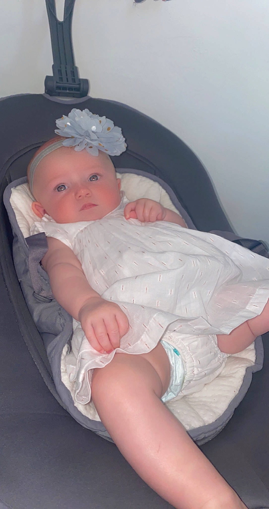 Lior participe au concours pour gagner de l'argent avec cette photo : baby, baby_products, baby_toddler_clothing, chair, child, comfort, diaper, eye, foot, headwear, human_body, human_leg, knee, lap, leg, person, shorts, skin, sock, thigh