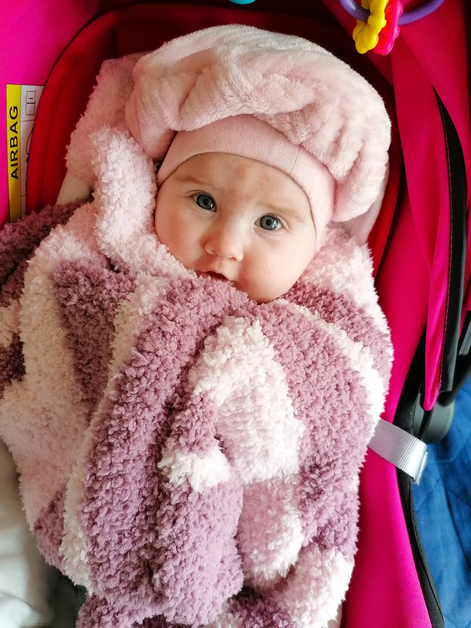 Olivia a rejoint le concours — aidez-le/la à gagner de superbes lots ! baby, baby_toddler_clothing, beard, cap, cheek, event, eye, fur_clothing, hat, head, headwear, jacket, knit_cap, magenta, person, pink, product, santa_claus, skin, sleeve