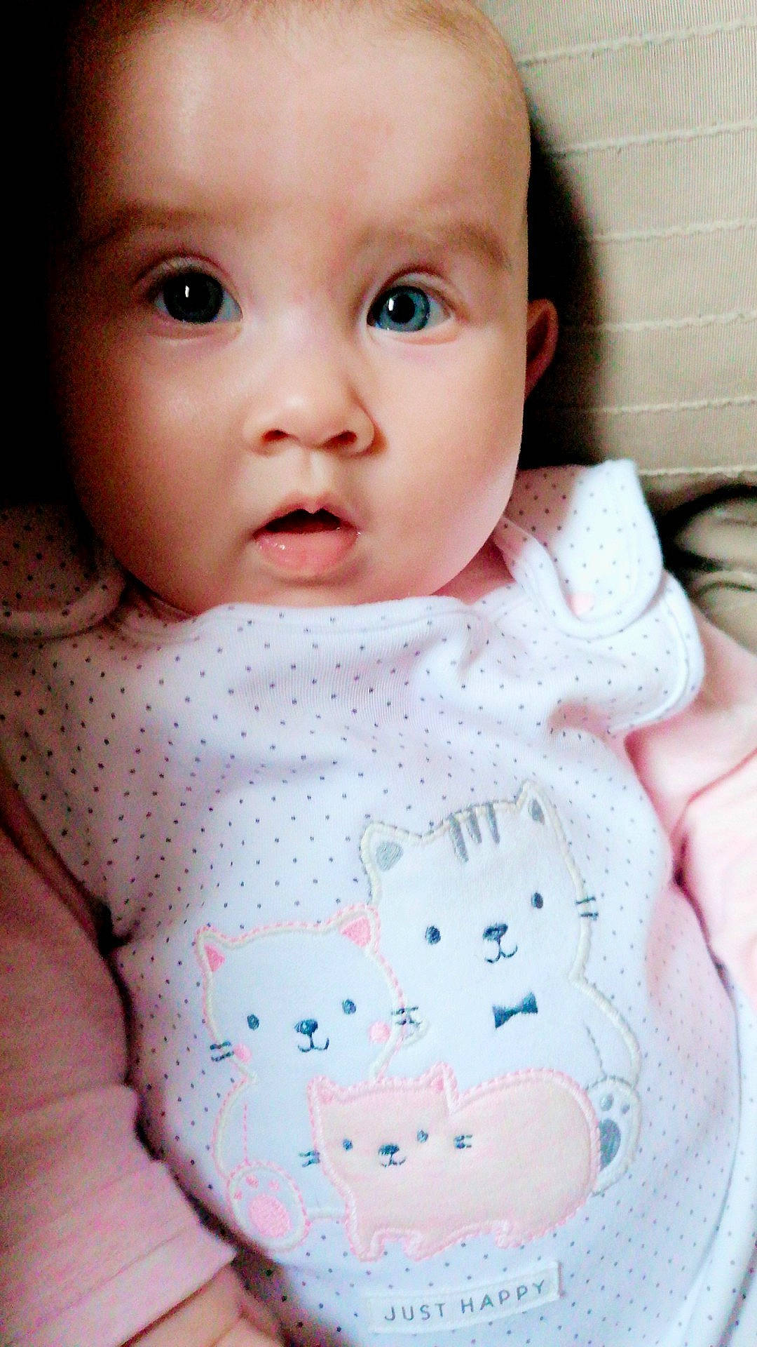 Olivia participe au concours pour gagner de l'argent avec cette photo : baby, baby_toddler_clothing, cheek, chin, drinkware, eyebrow, eyelash, face, facial_expression, head, lip, mouth, neck, nose, person, pink, product, skin, sleeve, surprise