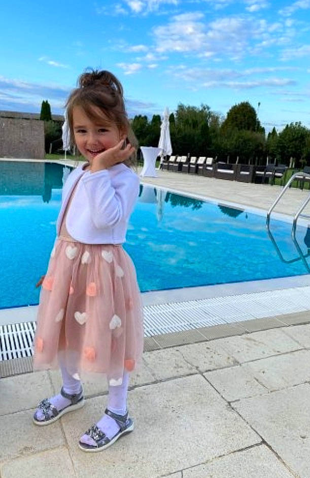 Selena participe au concours pour gagner de l'argent avec cette photo : azure, child, cloud, electric_blue, fence, fun, grass, happy, joy, leisure, person, plant, recreation, sky, smile, swimming_pool, toddler, tourism, travel, tree