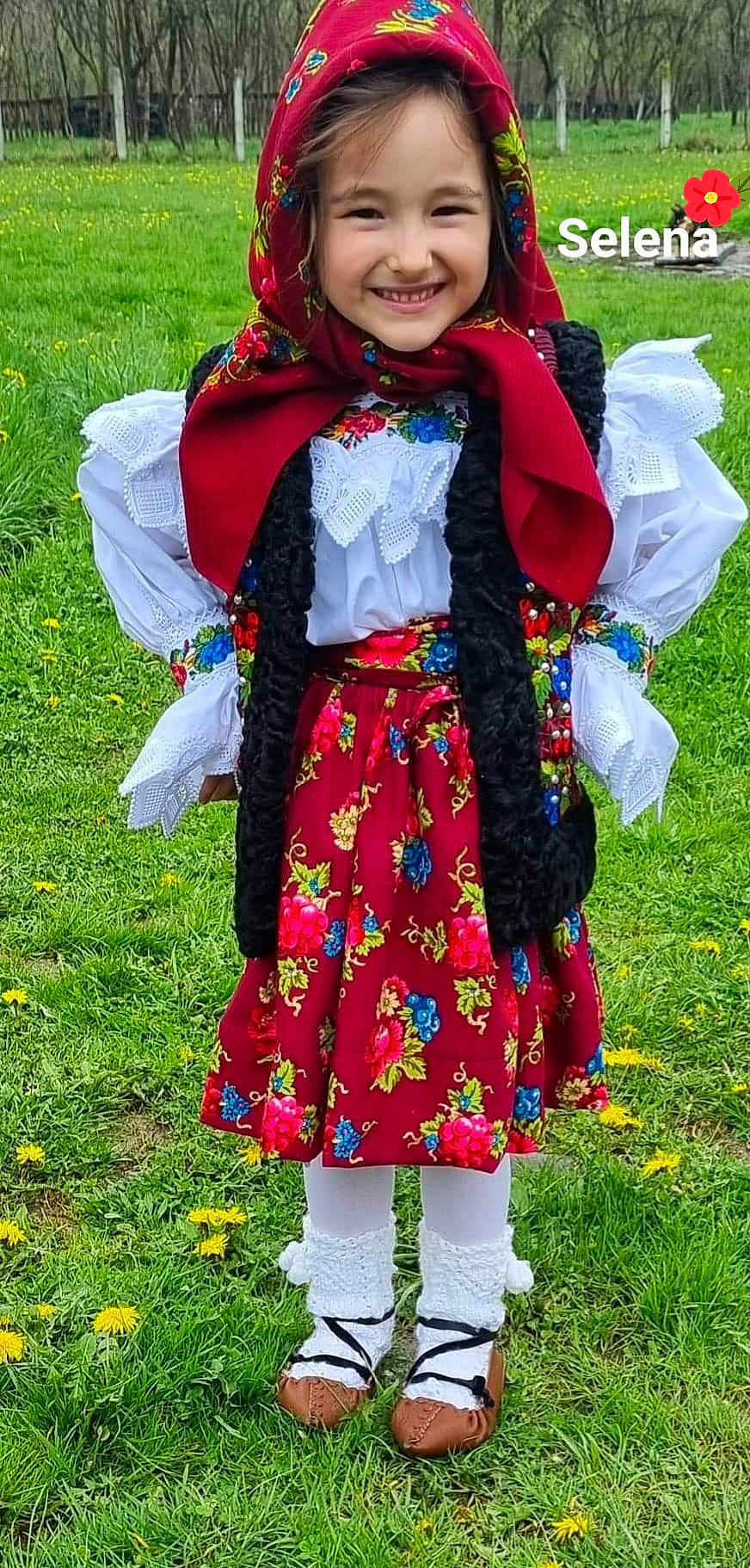 Selena participe au concours pour gagner de l'argent avec cette photo : baby_toddler_clothing, botany, clothing, fashion, flower, grass, green, happy, joy, magenta, outerwear, pattern, people_in_nature, person, photograph, pink, plant, sleeve, smile, toddler