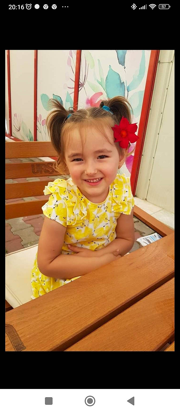 Selena a rejoint le concours — aidez-le/la à gagner de superbes lots ! baby, baby_toddler_clothing, cheek, child, eye, facial_expression, fun, hair, happy, joy, leisure, magenta, person, pink, rectangle, room, sitting, smile, t_shirt, table