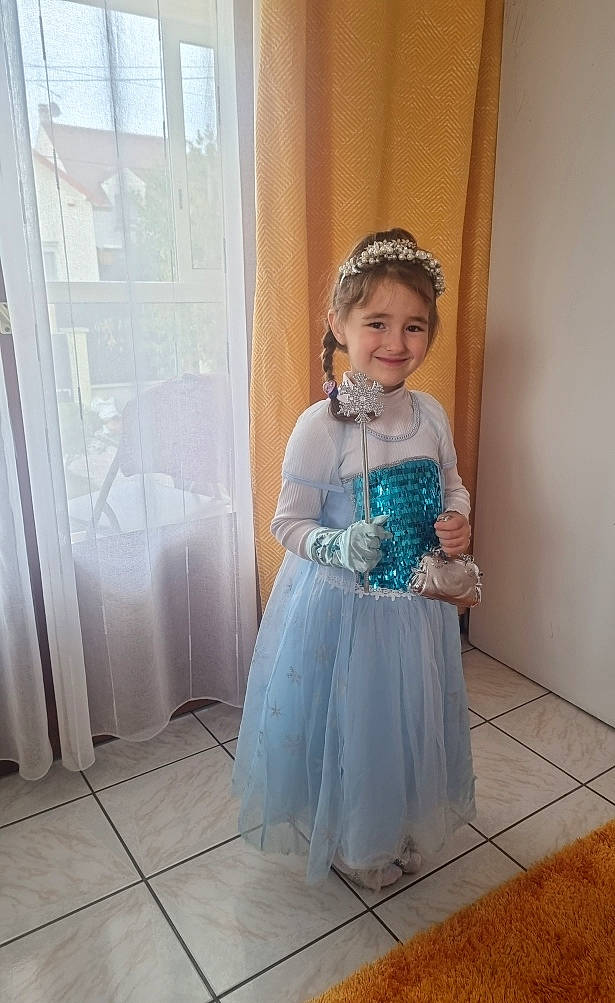 Selena a rejoint le concours — aidez-le/la à gagner de superbes lots ! baby_toddler_clothing, bridal_accessory, child, day_dress, dress, electric_blue, embellishment, event, fashion_design, flooring, formal_wear, gown, happy, headpiece, joy, person, ruffle, shoulder, sleeve, smile