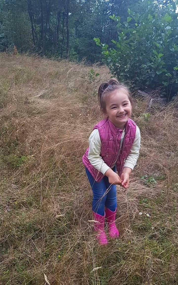Selena participe au concours pour gagner de l'argent avec cette photo : baby_toddler_clothing, child, forest, fun, grass, grass_family, grassland, happy, joy, landscape, natural_environment, natural_landscape, people_in_nature, person, plant, prairie, rural_area, smile, soil, terrestrial_plant
