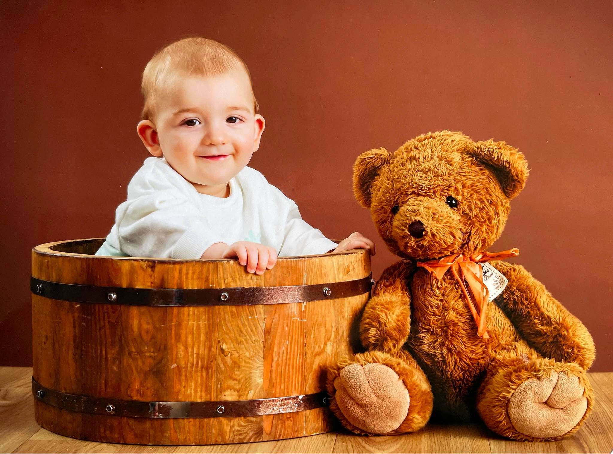 Eliott participe au concours pour gagner de l'argent avec cette photo : arm, baby, baby_toddler_clothing, basket, cheek, child, event, facial_expression, happy, human, human_body, joy, organ, person, plush, skin, smile, stuffed_toy, teddy_bear, toddler