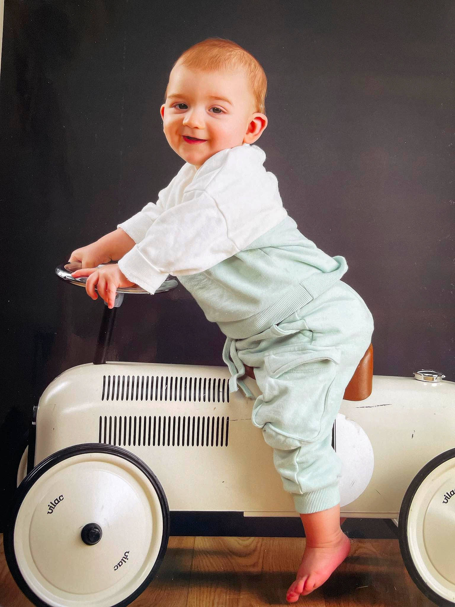 Eliott participe au concours pour gagner de l'argent avec cette photo : automotive_design, automotive_lighting, automotive_tire, fender, flash_photography, floor, flooring, joy, leg, motor_vehicle, person, product, rolling, shoe, smile, sneakers, standing, tire, toddler, vehicle