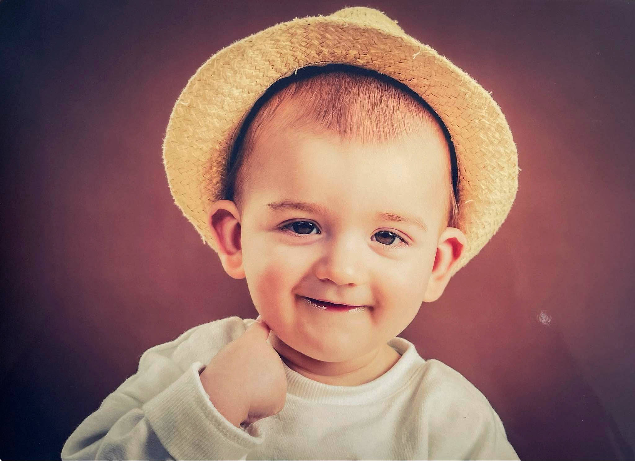 Eliott a rejoint le concours — aidez-le/la à gagner de superbes lots ! cap, cheek, chin, cool, costume_hat, eyebrow, face, fedora, flash_photography, happy, hat, head, headgear, joy, lip, mouth, nose, organ, person, skin