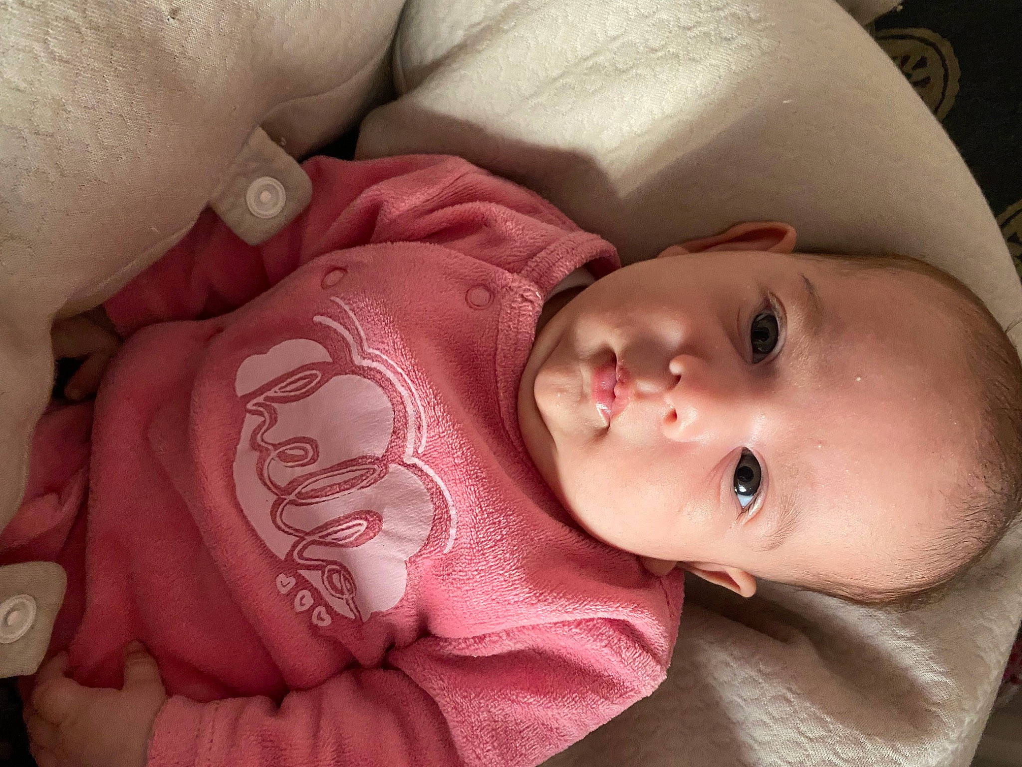 Assia a rejoint le concours — aidez-le/la à gagner de superbes lots ! arm, baby, baby_toddler_clothing, cheek, chin, ear, eye, eyebrow, eyelash, finger, hand, head, human_body, iris, lip, mouth, neck, nose, person, skin