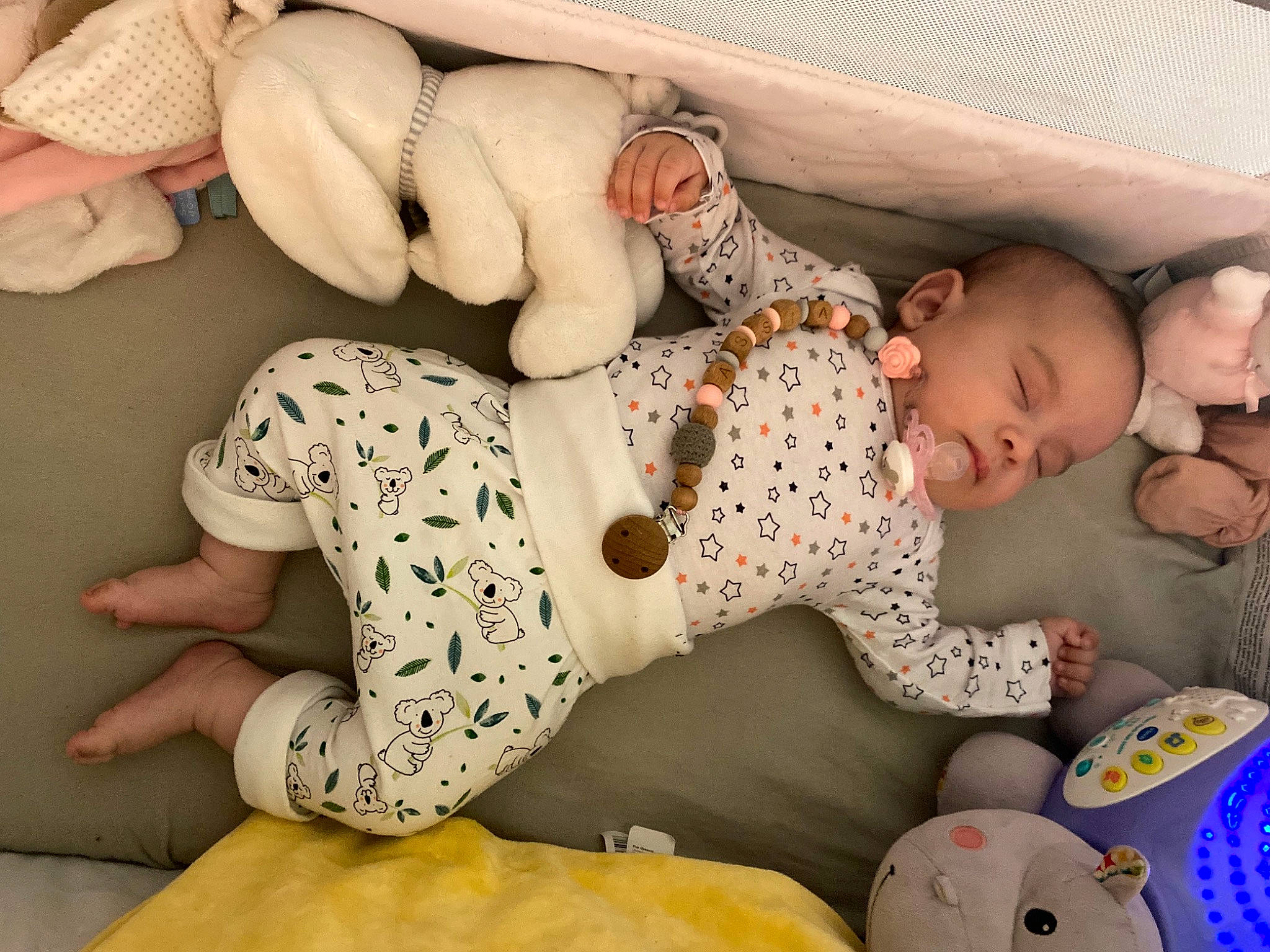 Assia a rejoint le concours — aidez-le/la à gagner de superbes lots ! abdomen, baby, baby_sleeping, baby_toddler_clothing, bedtime, child, comfort, flooring, foot, fun, human_body, human_leg, knee, leg, linens, pattern, person, room, sitting, thigh