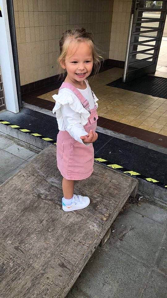 Rose a rejoint le concours — aidez-le/la à gagner de superbes lots ! baby_toddler_clothing, child, clothing, eye, flooring, fun, grass, happy, hardwood, head, human_leg, joy, leg, leisure, magenta, person, pink, shorts, smile, t_shirt
