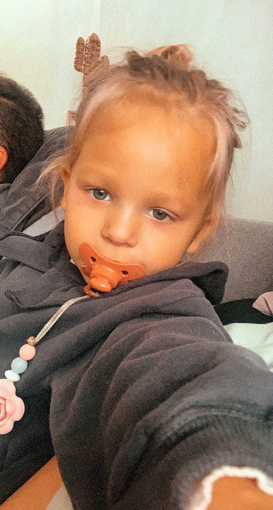 Rose participe au concours pour gagner de l'argent avec cette photo : cheek, chin, comfort, ear, eye, eyebrow, eyelash, finger, forehead, gesture, happy, head, iris, lip, mouth, neck, nose, person, skin, sleeve