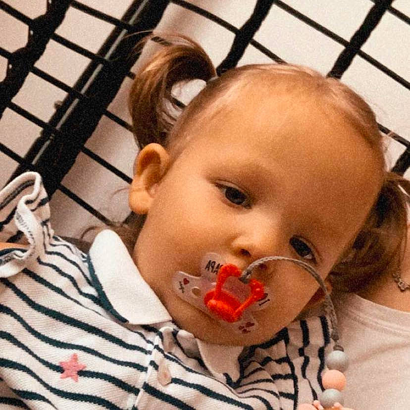 Rose a rejoint le concours — aidez-le/la à gagner de superbes lots ! baby, cheek, child, ear, eating, eye, face, food, head, lip, mouth, neck, nose, person, toddler