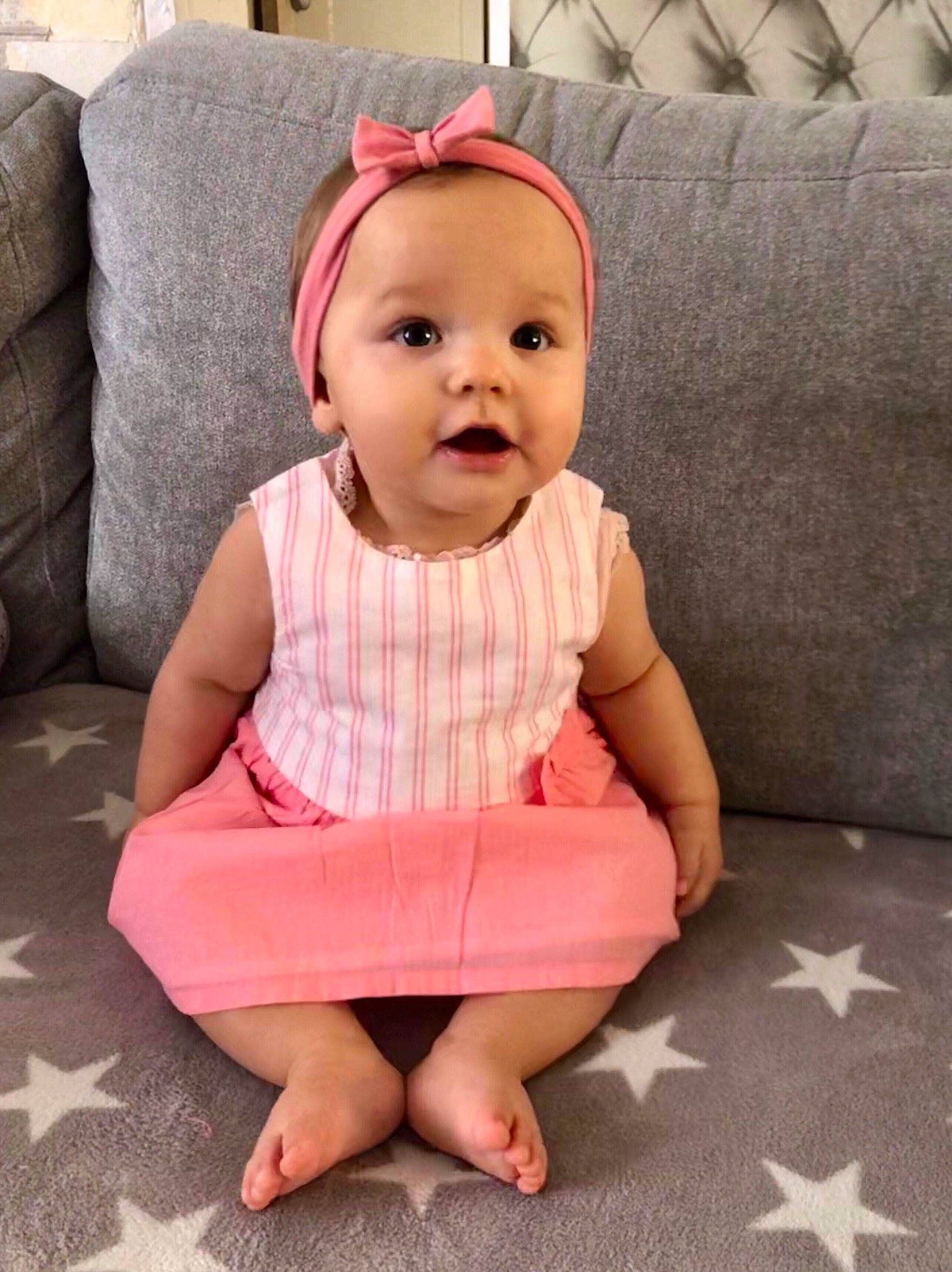 Rose a rejoint le concours — aidez-le/la à gagner de superbes lots ! baby, baby_products, baby_toddler_clothing, cheek, child, clothing, face, hair_accessory, head, headband, headgear, pattern, person, pink, sitting, skin, sleeve, toddler