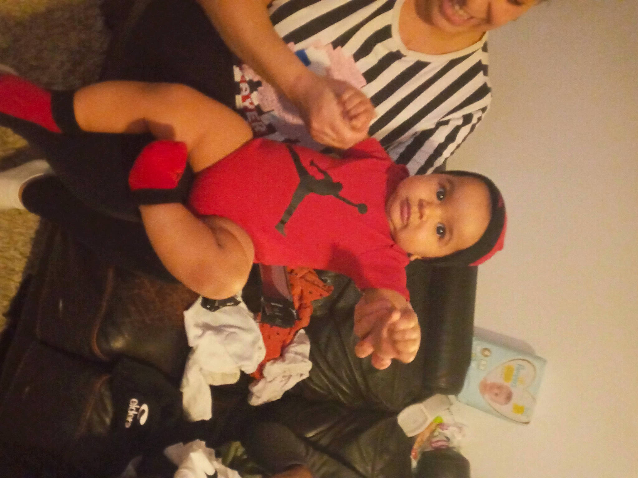 Ilona a rejoint le concours — aidez-le/la à gagner de superbes lots ! abdomen, arm, blurred, carmine, chest, child, costume, elbow, event, fun, hand, human_leg, knee, lap, person, room, shorts, team, thigh, thumb