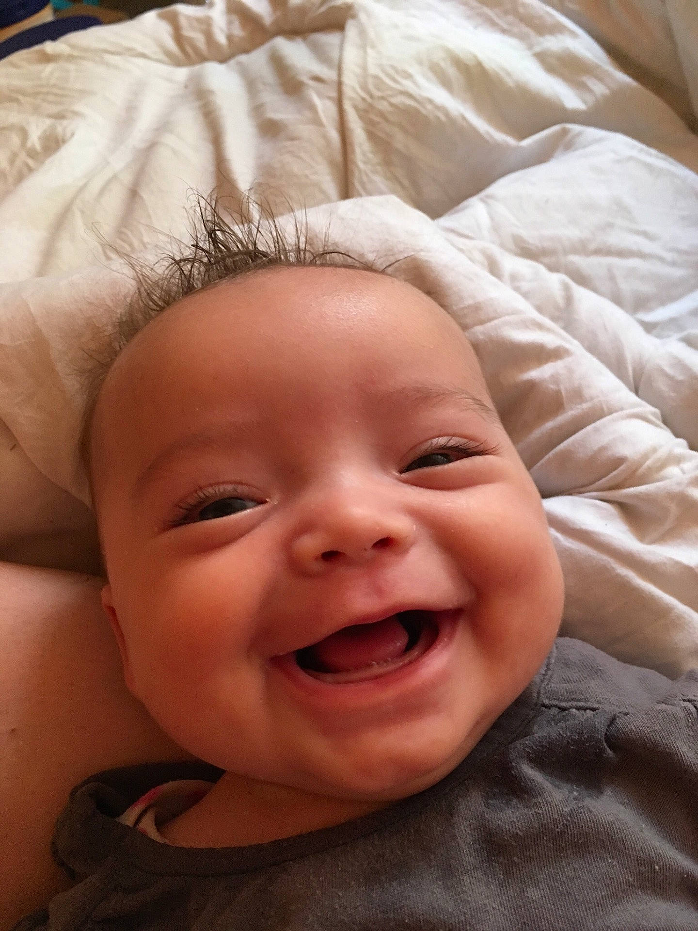 Beverly participe au concours pour gagner de l'argent avec cette photo : cheek, child, chin, close_up, emotion, eye, eyebrow, face, facial_expression, forehead, hand, head, human_hair_color, infant, joy, laughter, lip, mouth, nose, person