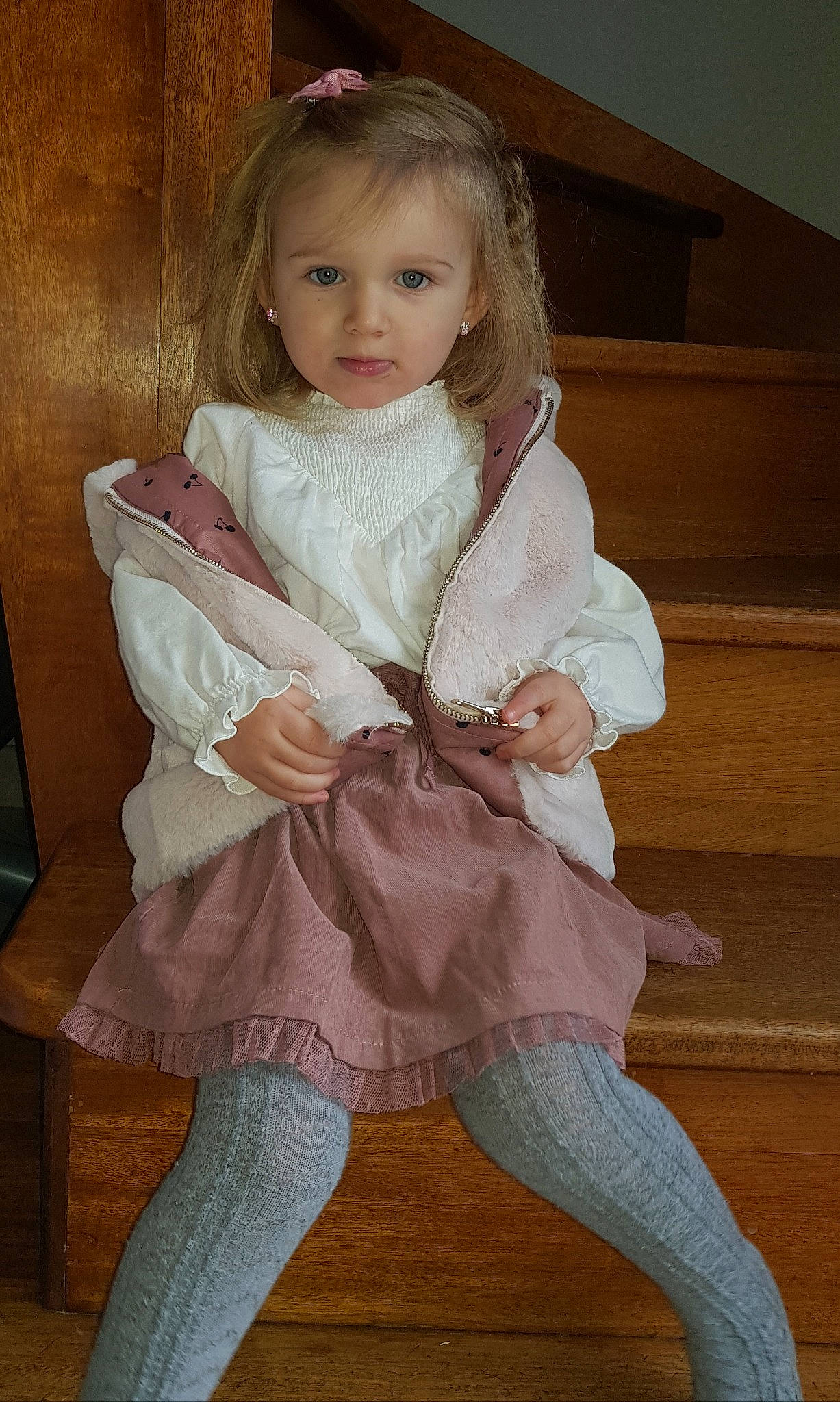 Elyne a rejoint le concours — aidez-le/la à gagner de superbes lots ! blond, child, child_model, dress, girl, human_hair_color, infant, iris, leg, outerwear, person, sitting, skin, smile, textile, toddler